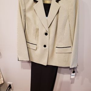 Le Suite Womens pant suit